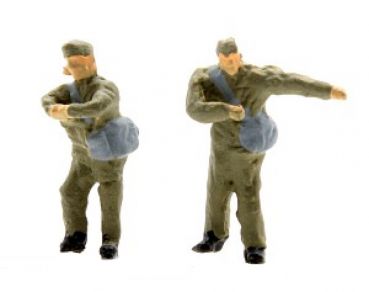 NVA Soldaten für Waggon, 2 Modellbahnfiguren handbemalt, Spur TT, 1:120